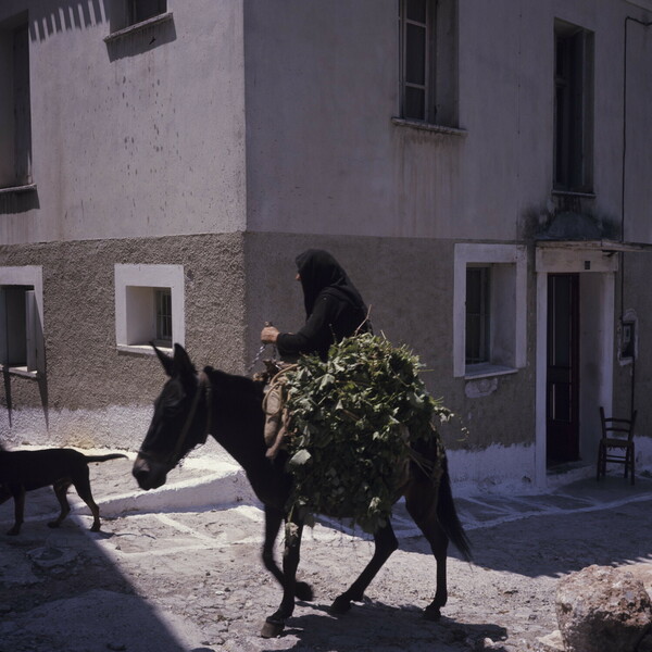 Η Αράχωβα το 1974 ήταν ένα ήσυχο, μικρό χωριό