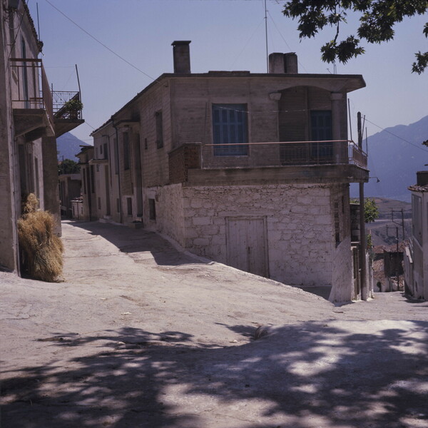 Η Αράχωβα το 1974 ήταν ένα ήσυχο, μικρό χωριό