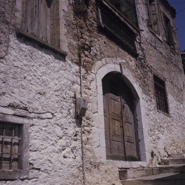 Η Αράχωβα το 1974 ήταν ένα ήσυχο, μικρό χωριό