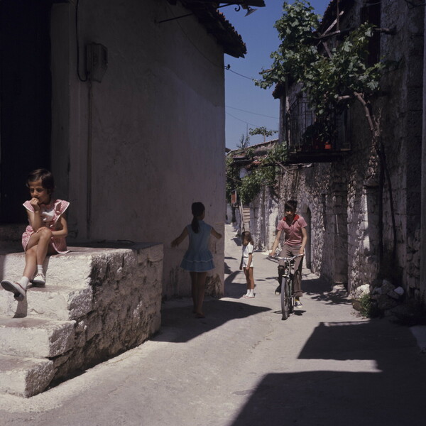 Η Αράχωβα το 1974 ήταν ένα ήσυχο, μικρό χωριό