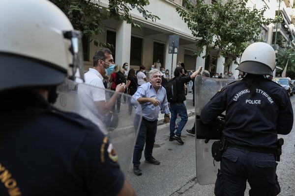 Εικόνες από τα επεισόδια έξω από το υπ. Υγείας - Χημικά από τα ΜΑΤ