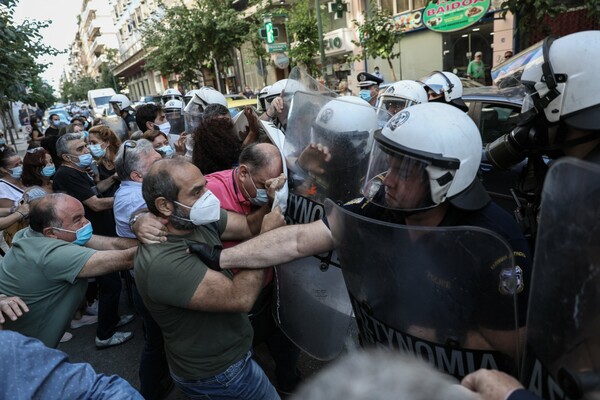 Εικόνες από τα επεισόδια έξω από το υπ. Υγείας - Χημικά από τα ΜΑΤ