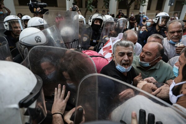 Εικόνες από τα επεισόδια έξω από το υπ. Υγείας - Χημικά από τα ΜΑΤ