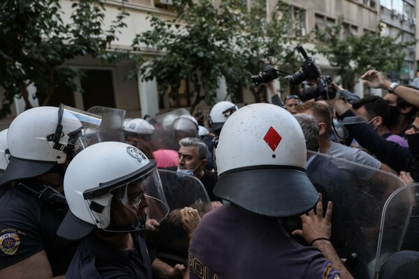 Εικόνες από τα επεισόδια έξω από το υπ. Υγείας - Χημικά από τα ΜΑΤ