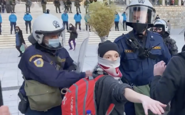 Βίντεο: Αστυνομικός έσπρωξε ακίνητη διαδηλώτρια με την ασπίδα του στην Πλατεία Συντάγματος