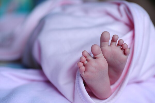 «Αττικόν»: Μητέρα με βαριά λοίμωξη Covid-19 γέννησε υγιές κοριτσάκι
