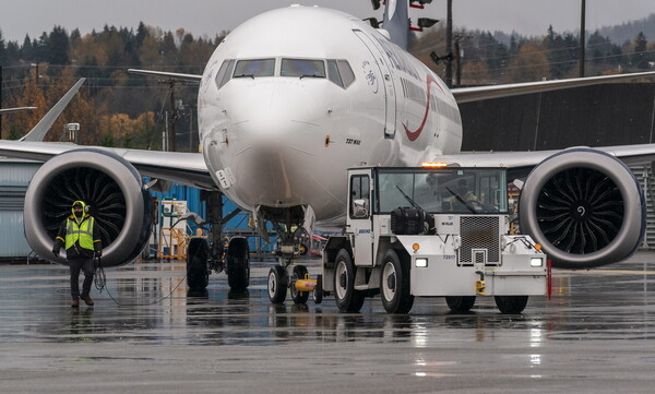 Boeing 737 Max έκανε έκτακτη προσγείωση έπειτα από πρόβλημα με τον κινητήρα