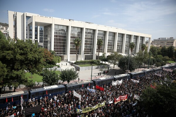 «Προαναγγελία θανάτου του φασισμού»: Ξένα ΜΜΕ σχολιάζουν την ιστορική απόφαση για τη Χρυσή Αυγή