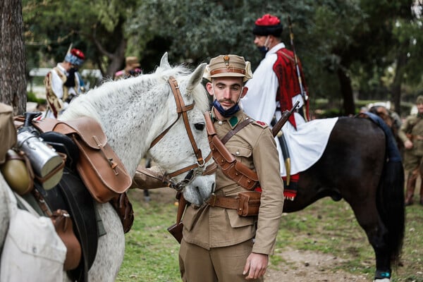 Έφιπποι με παραδοσιακές στολές και στολές εποχής στην παρέλαση της 25ης Μαρτίου (ΕΙΚΟΝΕΣ)