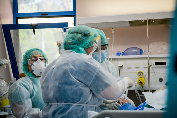Κορωνοϊός: Πάνω από 2.100 νοσηλευόμενοι στη Β. Ελλάδα - Εξαδάκτυλος: «Ιατρική υπό πολεμικές συνθήκες»