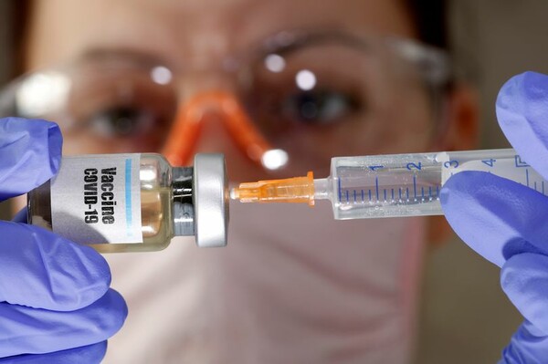 Πέτσας: 300.000 δόσεις του εμβολίου στην Ελλάδα τον Ιανουάριο - Μόλις 150.000 θα εμβολιαστούν