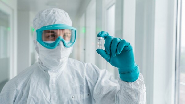 Κορωνοϊός: Η Pfizer ετοιμάζει νέα εκδοχή του εμβολίου σε σκόνη που δεν θα χρειάζεται κατάψυξη