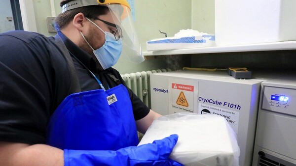 Κορωνοϊός: Τα πρώτα εμβόλια έφτασαν στα βρετανικά νοσοκομεία για το «μεγαλύτερο πρόγραμμα ανοσοποίησης στην ιστορία»