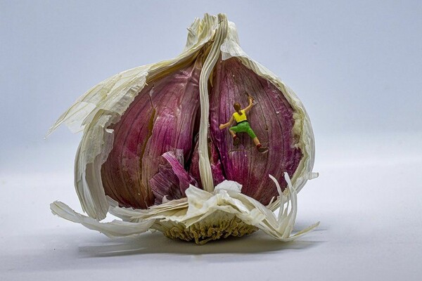 Καλλιτέχνιδα φωτογραφίζει μίνι «ανθρώπινες περιπέτειες» με μινιατούρες σε τρόφιμα