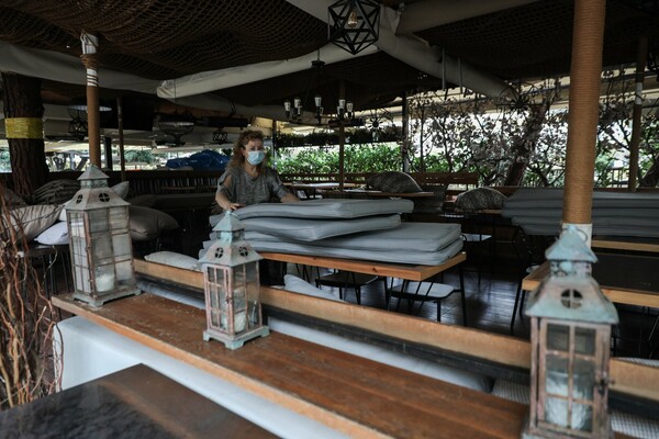 Αττική: Κλειστά καφέ και εστιατόρια - Φωτογραφίες από την πρώτη ημέρα του «lockdown» στην εστίαση