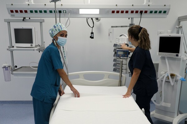 Κορωνοϊός: Αυξήθηκαν κατά 30% σε λίγες μέρες τα κατειλημμένα κρεβάτια στα νοσοκομεία