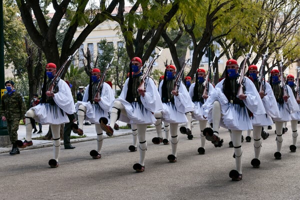 Εύζωνες: Τι συμβολίζει ο ήχος από το τσαρούχι στον επιβλητικό βηματισμό τους