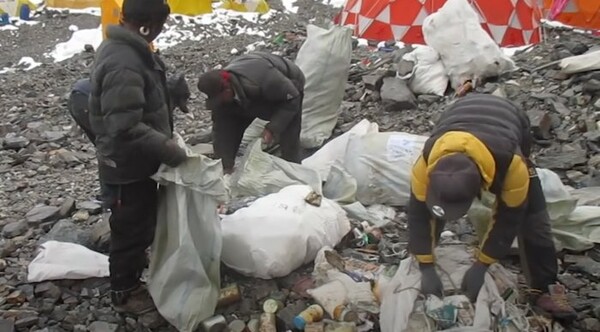Καθάρισαν 8,5 τόνους σκουπιδιών από το Εβερεστ - «Καταστροφή από 30 χρόνια αποστολών»