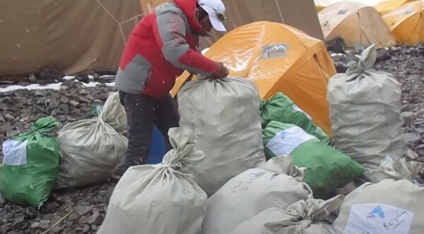 Καθάρισαν 8,5 τόνους σκουπιδιών από το Εβερεστ - «Καταστροφή από 30 χρόνια αποστολών»