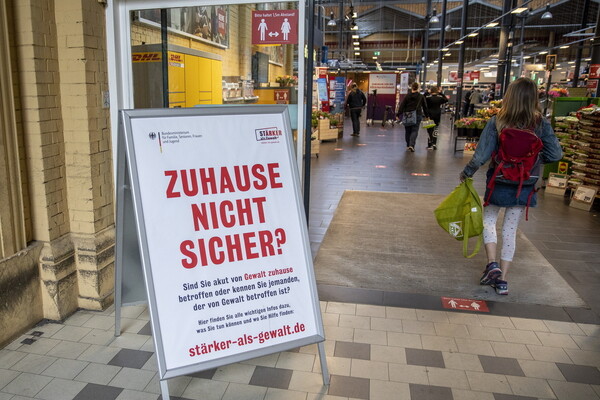 Στη Γερμανία αγοράζουν μαζικά χαρτιά τουαλέτας, αντισηπτικά & αλεύρι μετά το ρεκόρ 20.000 κρουσμάτων