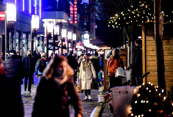 Κοσμοσυρροή σε Βερολίνο και Λονδίνο: Χιλιάδες σε εμπορικούς δρόμους πριν από το lockdown