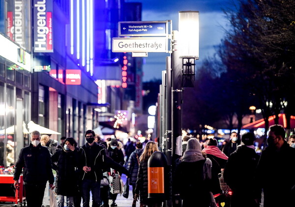 Κοσμοσυρροή σε Βερολίνο και Λονδίνο: Χιλιάδες σε εμπορικούς δρόμους πριν από το lockdown
