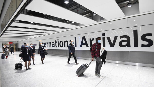 Σύσταση της Κομισιόν για άρση της απαγόρευσης πτήσεων και δρομολογίων τρένων προς τη Βρετανία