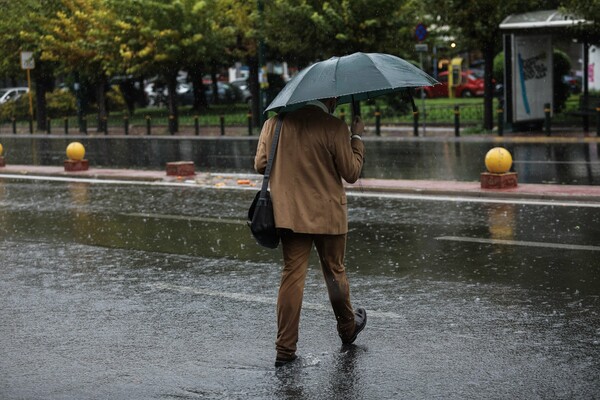 Ισχυρή καταιγίδα στην Αττική: Πού έχει διακοπεί η κυκλοφορία - Έπεσαν δέντρα