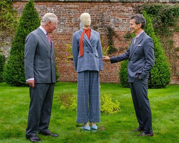 Ο πρίγκιπας Κάρολος παρουσίασε «βιώσιμη» συλλογή ρούχων