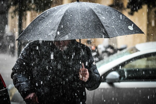 Ο καιρός σήμερα: Βροχές, καταιγίδες και πτώση της θερμοκρασίας - Πού θα χιονίσει