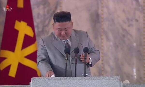 Βόρεια Κορέα: Ο Κιμ Γιονγκ Ουν δακρύζει και ζητά συγγνώμη από τους πολίτες