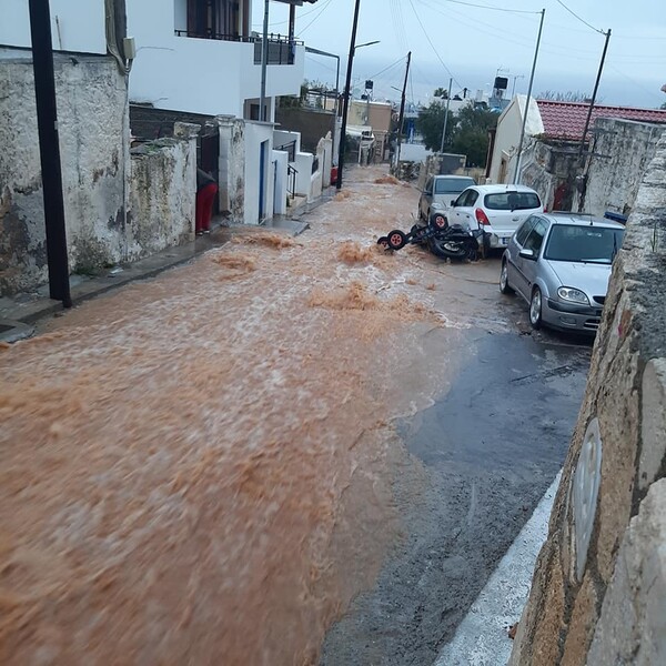 Κακοκαιρία στην Κρήτη: «Κάτοικοι στις ταράτσες για να γλιτώσουν από τα ορμητικά νερά»