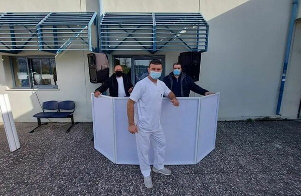 DJ έπαιξε μουσική έξω από το Πανεπιστημιακό Νοσοκομείο Λάρισας