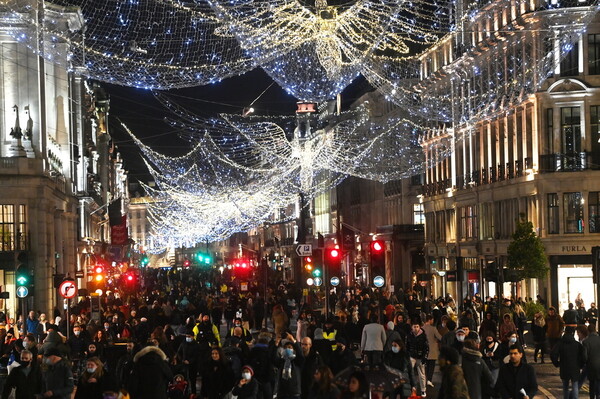 Χιλιάδες στους δρόμους του Λονδίνου με το που ανακοινώθηκε lockdown - Έσπευσαν να προλάβουν τα καταστήματα