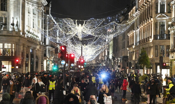Χιλιάδες στους δρόμους του Λονδίνου με το που ανακοινώθηκε lockdown - Έσπευσαν να προλάβουν τα καταστήματα