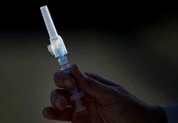 «Επιχείρηση Ελευθερία»: Ξεκινά τα επόμενα 24ωρα το εθνικό σχέδιο εμβολιασμού