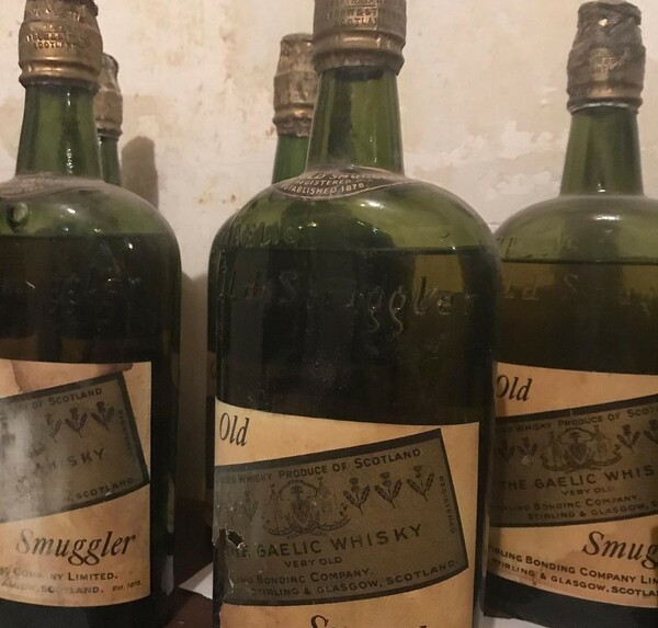 Ν. Υόρκη: Βρήκαν δεκάδες μπουκάλια ουίσκι από την εποχή της ποτοαπαγόρευσης κρυμμένα στο σπίτι τους