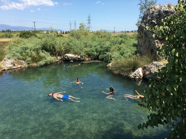 Ψωρονέρια, Καλλυντικά, Θερμοπύλες: Ένα Σαββατοκύριακο με υπερβολική δόση ιαματικών λουτρών