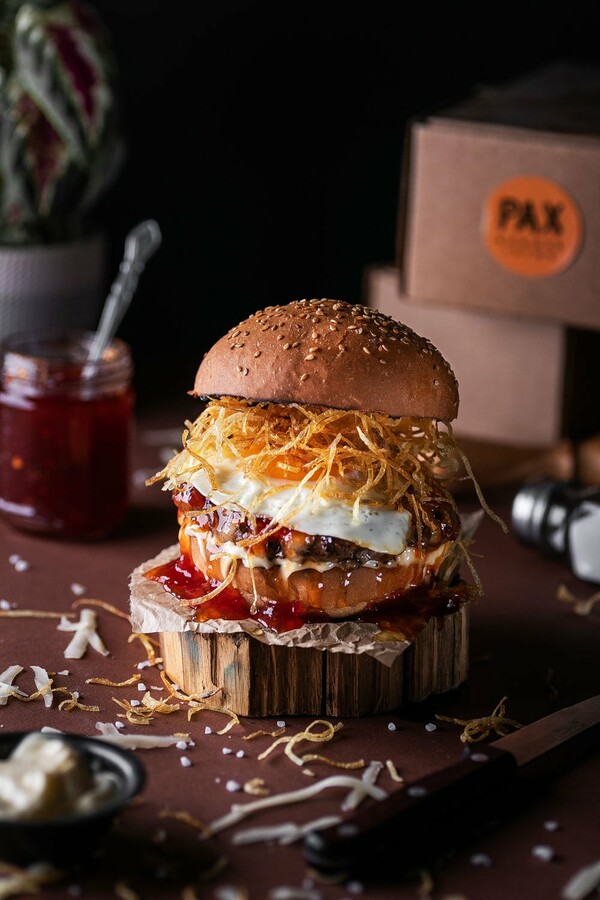 «Μυστικές» συνταγές και burger bowls στο νέο μενού των Pax Burgeristas