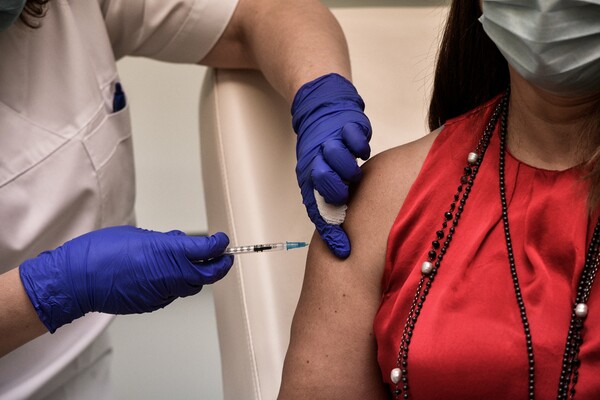 ΠΟΕΔΗΝ: Μηνύσεις σε όσους διαδίδουν θεωρίες για φυσιολογικό ορό αντί εμβολίου