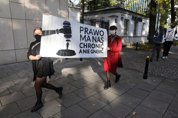 Πολωνία: Γυμνές διαμαρτυρίες έξω από το Προεδρικό Μέγαρο -Κινητοποιήσεις για το δικαίωμα στην άμβλωση