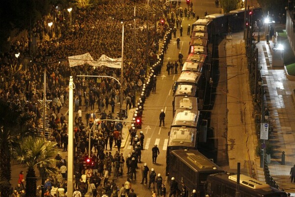 Τι διαβάζουμε σήμερα: Ένας «κοιμισμένος» που σάρωσε και η πορεία για το Πολυτεχνείο