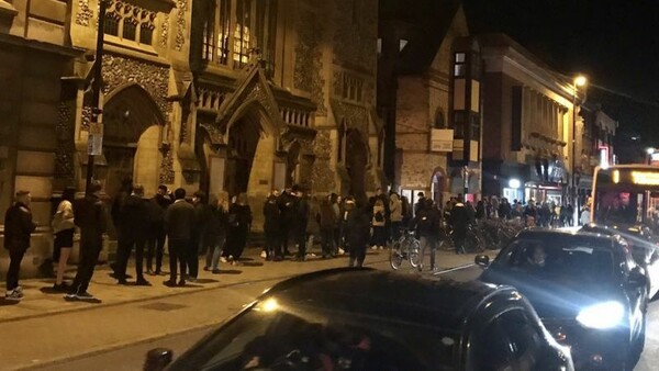 H τελευταία νύχτα πριν το lockdown στο Λονδίνο - Χιλιάδες στους δρόμους και στις παμπ