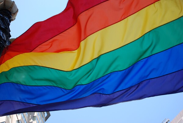 Έρευνα στην Ελλάδα: 1 στα 3 ΛΟΑΤΚΙ+ άτομα έχει δεχθεί προσβολές ή εξύβριση σε δημόσιες υπηρεσίες