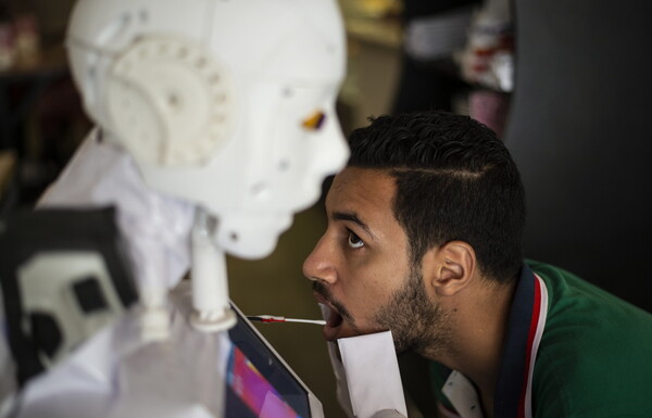 Αίγυπτος: Ρομπότ που μπορεί να κάνει τεστ για κορωνοϊό δοκιμάζεται σε ιδιωτικό νοσοκομείο