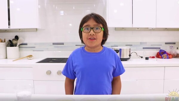 Παιδιά influencers πληρώνονται εκατομμύρια για να διαφημίσουν fast food στο Youtube