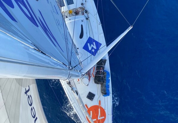 Σκαρφαλωμένη σε κατάρτι 20 μ., μόνη, σε ένα σκάφος που πλέει στον Ατλαντικό- Γιατί το Vendee Globe είναι ο πιο δύσκολος αγώνας