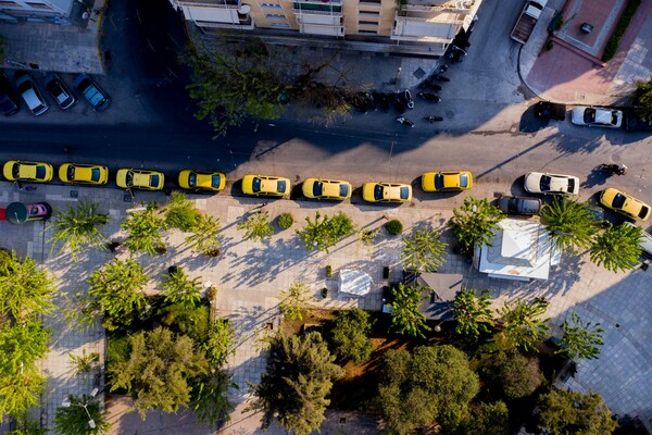 Αποσύρονται χιλιάδες ταξί σε Αθήνα και Θεσσαλονίκη λόγω παλαιότητας - «Αντικατάσταση» με ηλεκτρικά