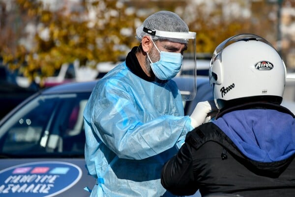 Στο ΦΕΚ οι ανώτατες τιμές στα τεστ κορωνοϊού: Πόσο θα κοστίζει ο μοριακός έλεγχος και το rapid test