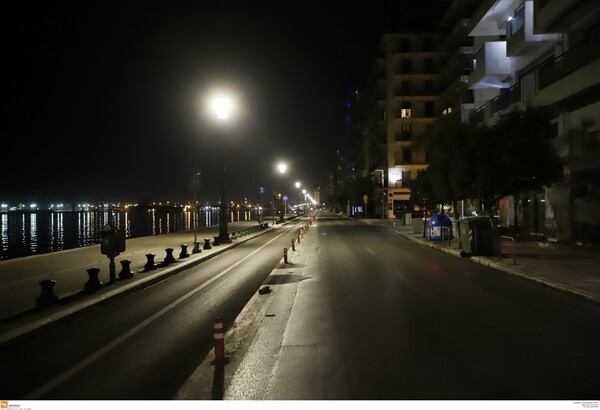 Φωτογραφίες: Άδειοι δρόμοι σε Αθήνα και Θεσσαλονίκη τη νύχτα, λόγω απαγόρευσης κυκλοφορίας